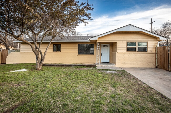 Photo - 508 NW Woodridge Dr