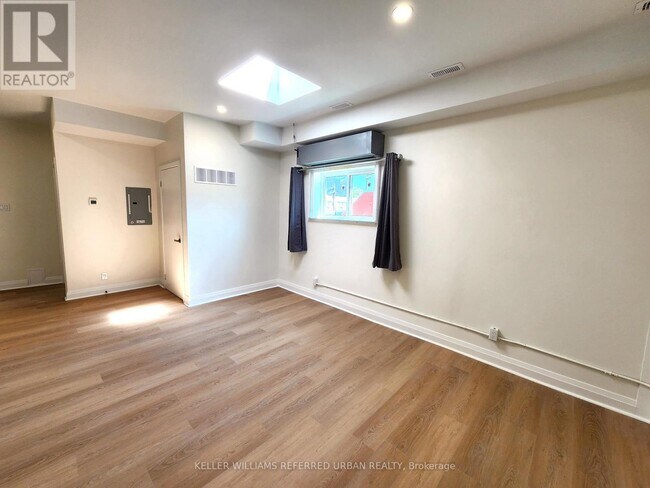 Photo - 998 Bloor St W