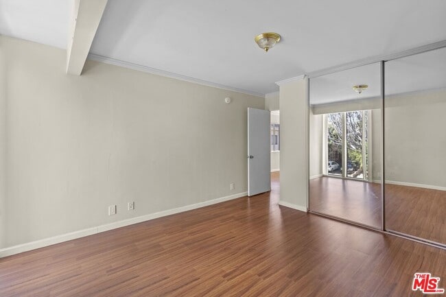 Photo - 1233 Barry Ave Unidad 208