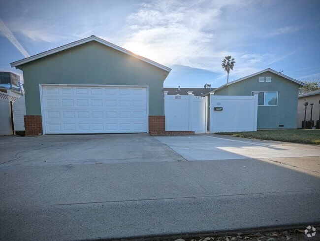 Building Photo - 2213 Newport Dr Rental