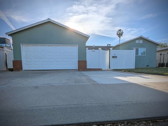 Photo - 2213 Newport Dr House