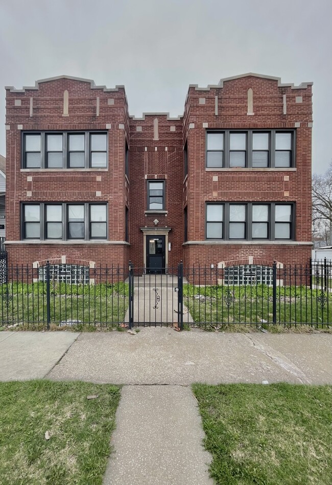 Building Photo - 7300 S May St Unit 41-2 Rental