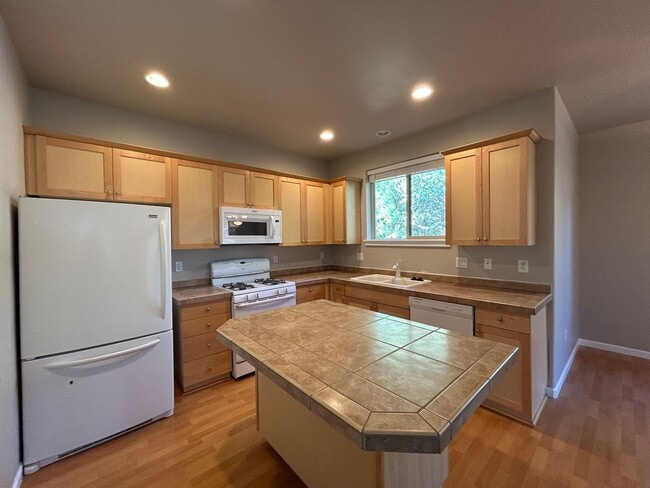 Photo - MOVE IN SPECIAL!   4 Bedroom / 2.5 Bathroo...