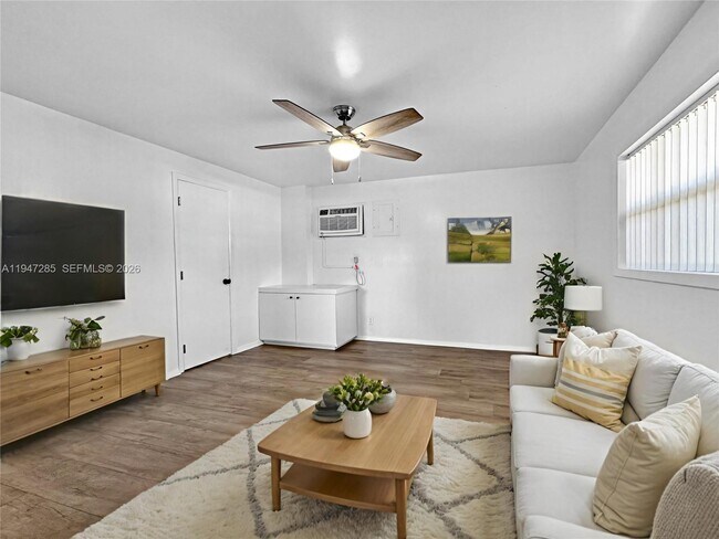 Photo - 883 SW 10th St Unit 1