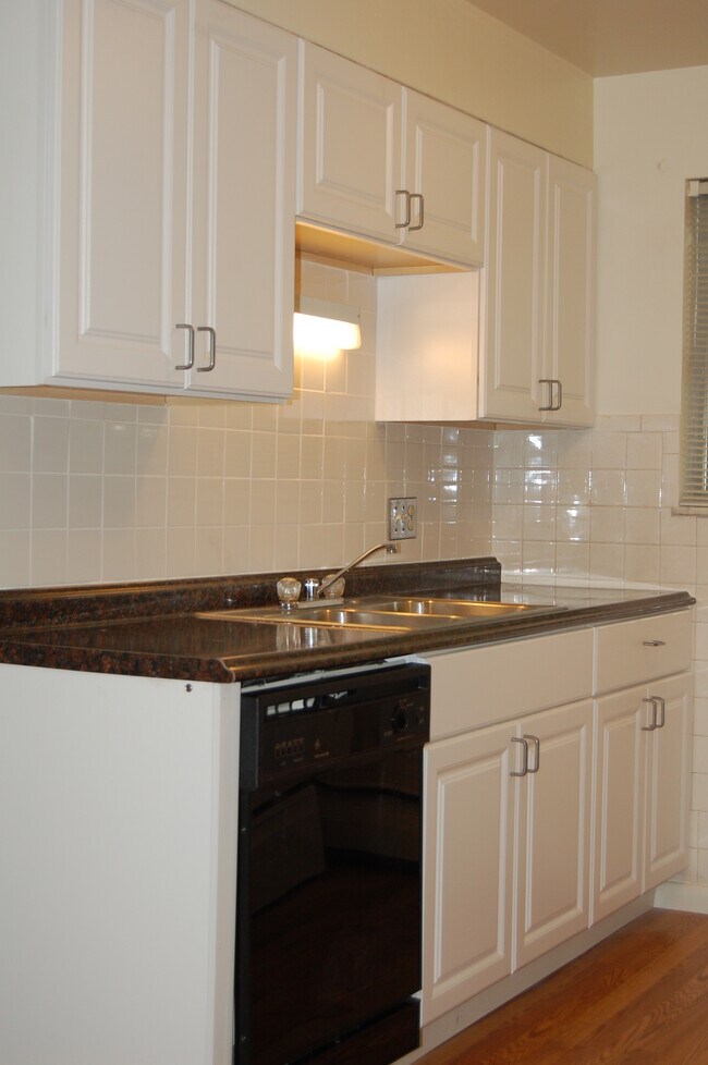 Photo - 2927 Linwood Ave