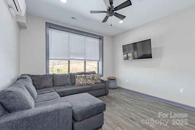 Photo - 138 S Main St Unidad C