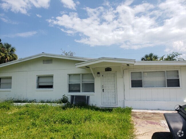 Building Photo - 3 bedroom 2 bath Single family home locate...