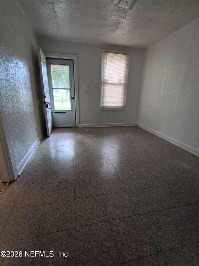 Photo - 1454 Winthrop St