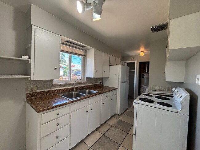 935 Winona Ct