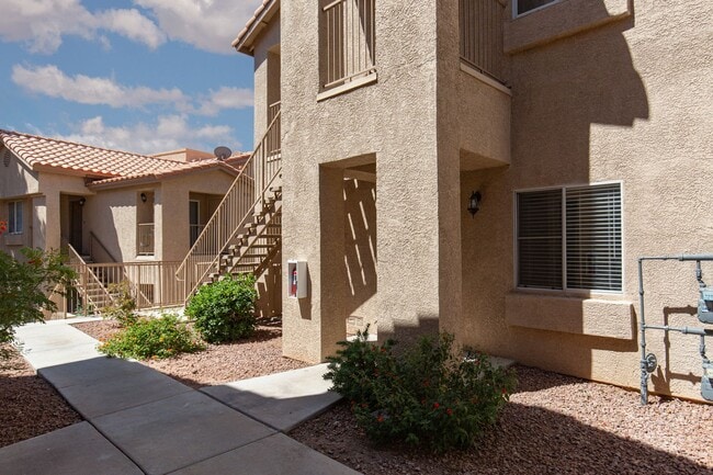 Building Photo - Move-in ready ground-floor 2 bed, 2 bath