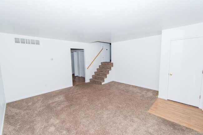Photo - Spacious 2 bedroom / 1 bathroom Duplex for...