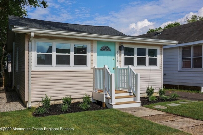 Photo - 1233 Oakwood Rd