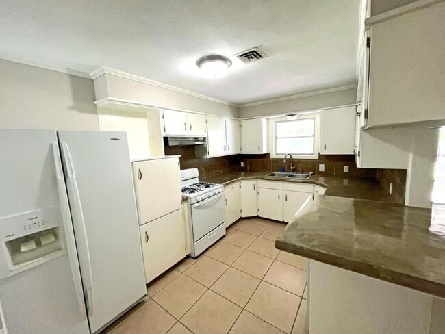 Photo - 701 Gardenia Ln