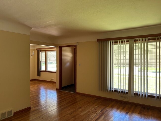 Photo - Brick 4 Bedrooms house is South Euclid With 2 Cars Detached Garage for Rent