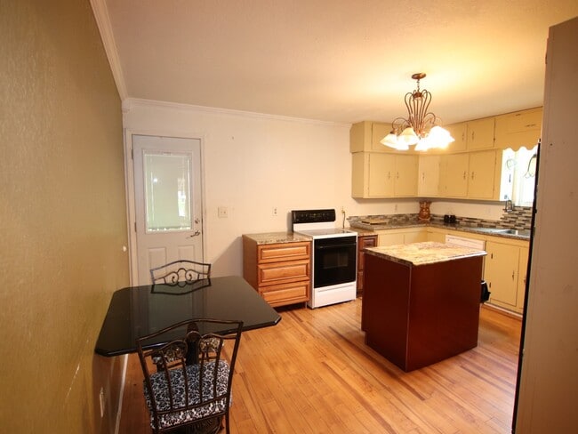 Photo - 1190 Alred St