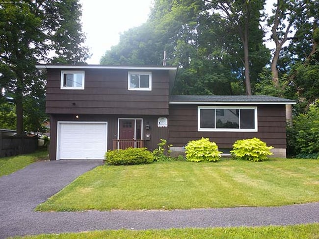 Building Photo - AVAILABLE 7/1/26 - Beautiful 5 Bedroom Sin... Rental