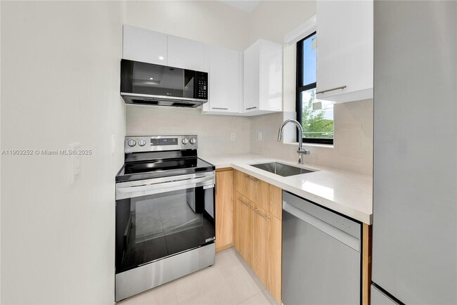 Building Photo - 530 SW 11th Ave Unit 302
