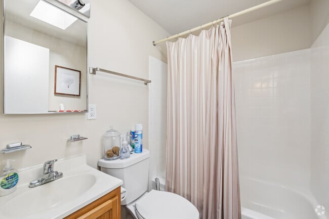 2BR, 1BA - 820SF - Bathroom - Riverview Townhomes