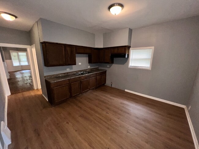 Building Photo - Freshly Renovated 3-Bedroom Home in South ... Unit 1
