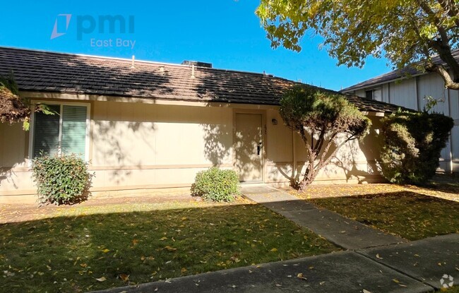 Building Photo - Fully Remodeled 3-Bd, 2-Ba Townhome with M... Unit 13