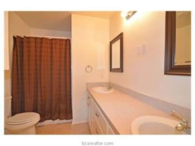 Spacious 3/2 duplex in great location - Spacious 3/2 duplex in great location Townhome