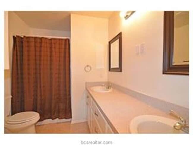Building Photo - Spacious 3/2 duplex in great location Rental