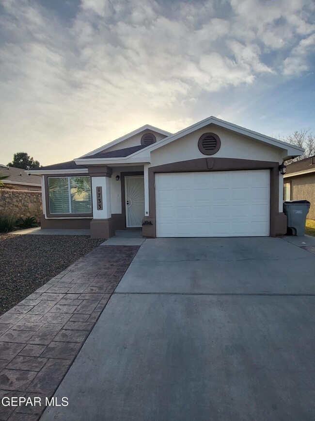 Photo - 1733 Shreya St