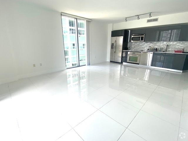 Building Photo - 31 SE 6th St Unit 2102 Rental