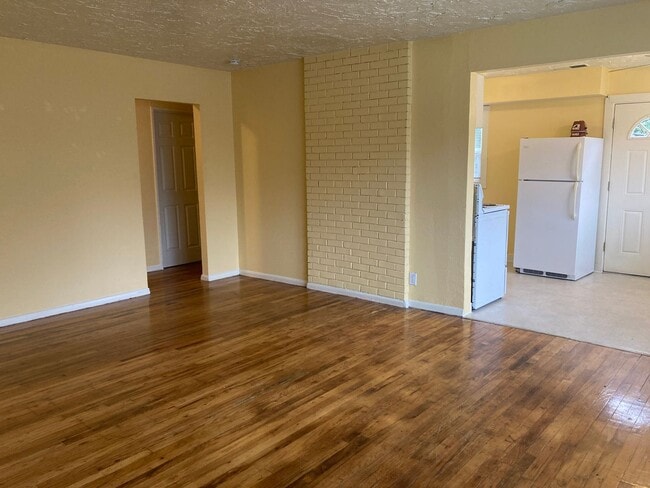 Photo - Charming Bungalow in Roselawn – Available ...