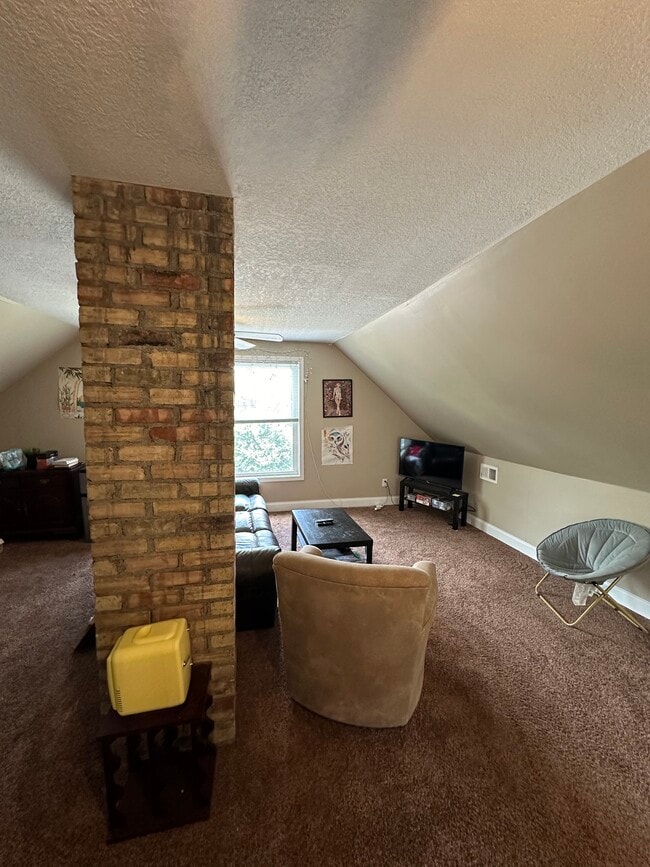 Photo - 214 8th Ave NE