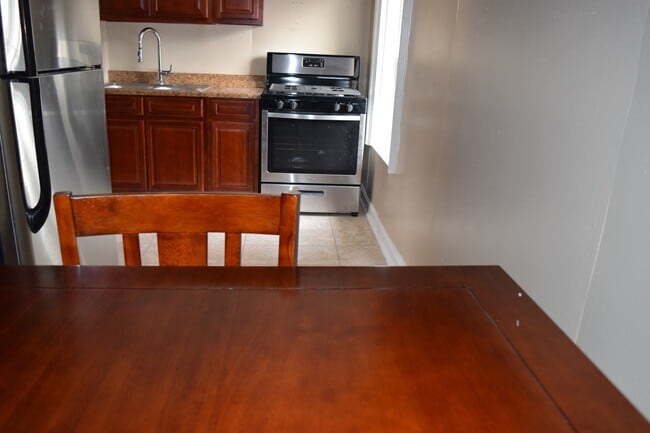Building Photo - 8 Edwards St Unit 2-1 Rental