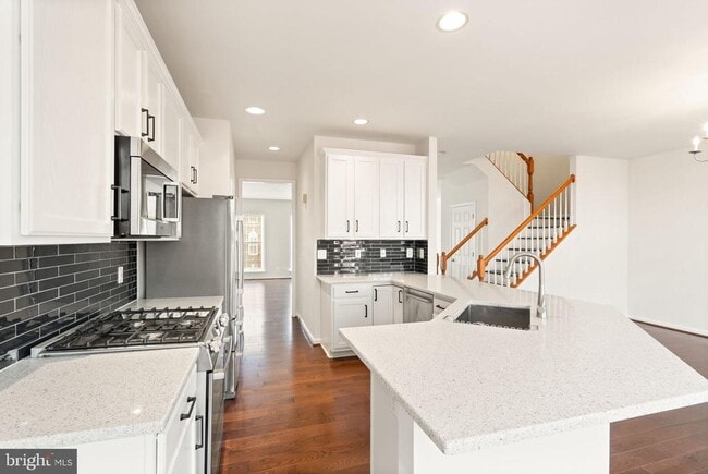 Building Photo - 7056 Courtyard Way