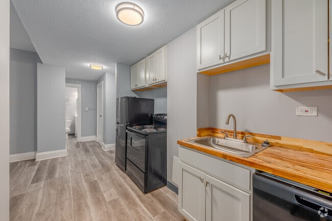 2BR, 1BA - 639SF - Kitchen - Stockbridge Apartments