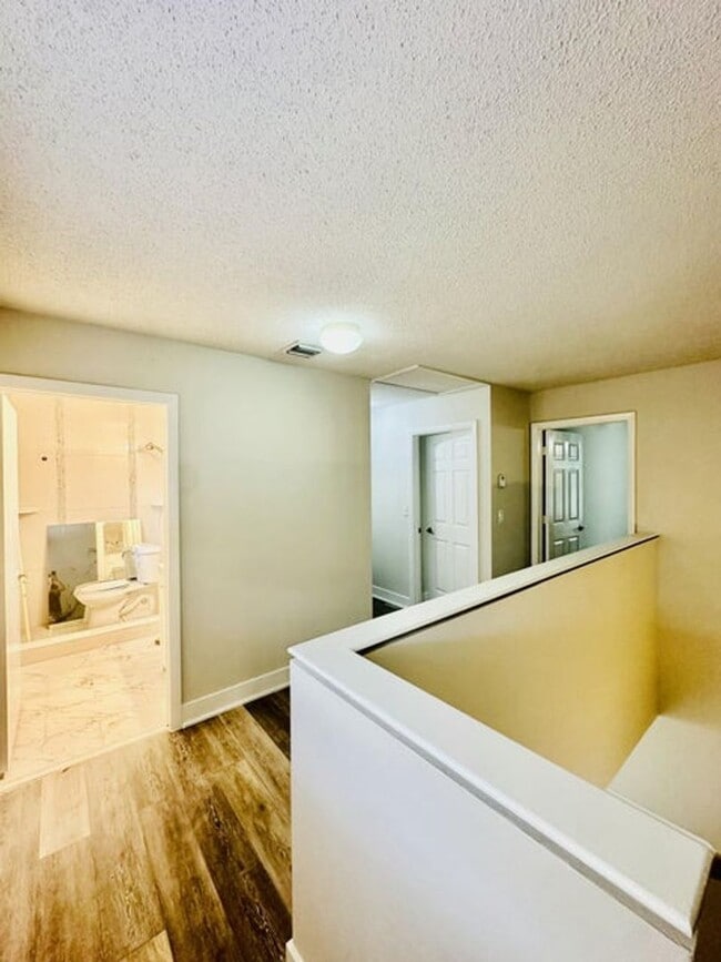 Photo - 451 Cypress Way W