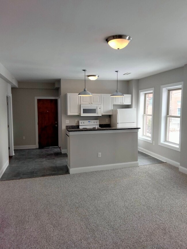 Building Photo - 10-12 Hawthorn St Unit 3