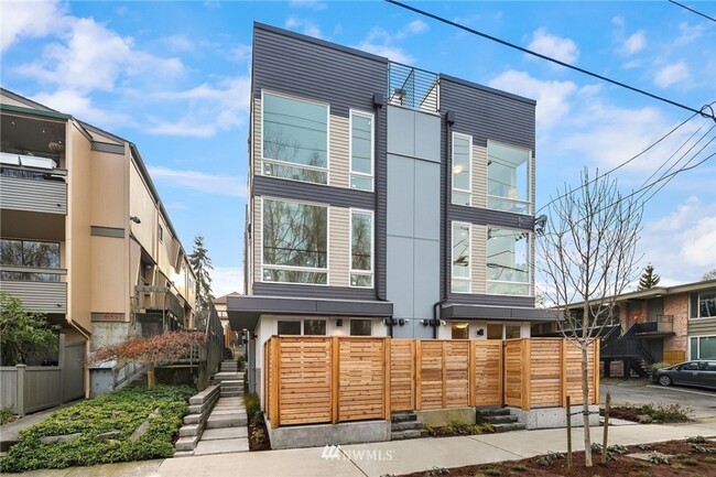 Building Photo - 2Bd/1.75Ba Seattle Townhouse