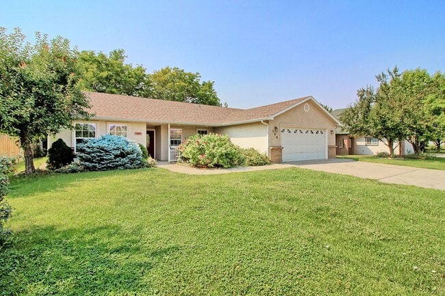 Photo - 598 Garnet Dr