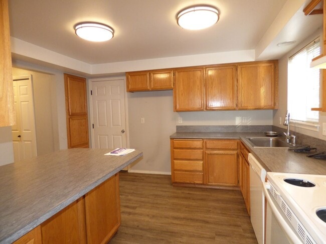 Building Photo - 3 bed 2 Bath - Single Level home