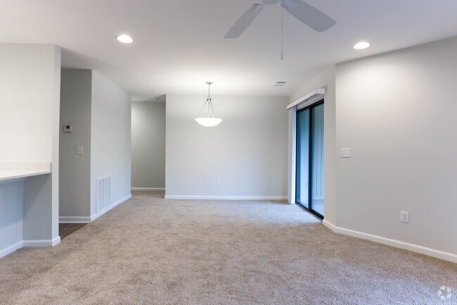 2BR, 2BA - 1,371 SF
