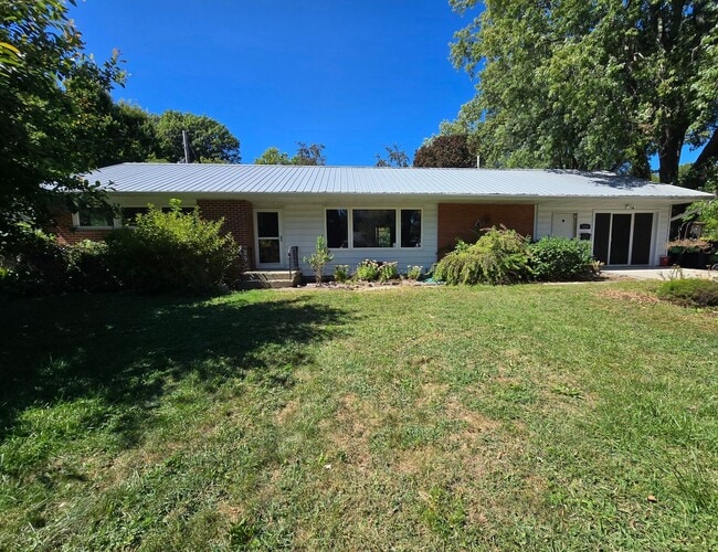 Building Photo - 2 Bedroom Home in Normal