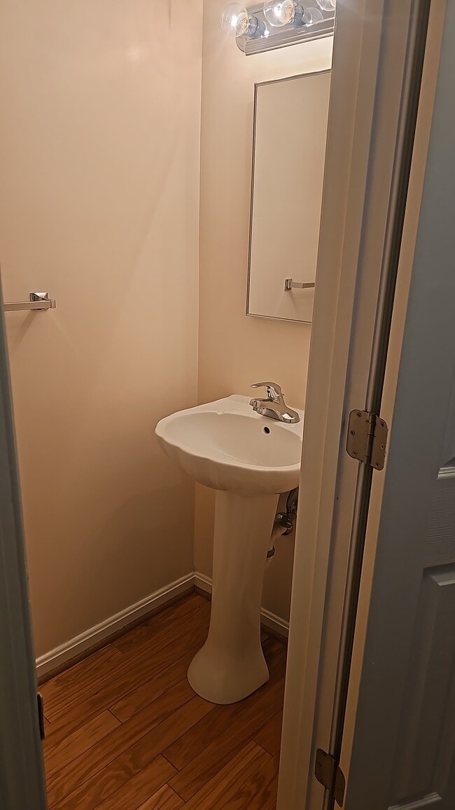 Half bathroom - 1515A N Van Dorn St Unit 1515A