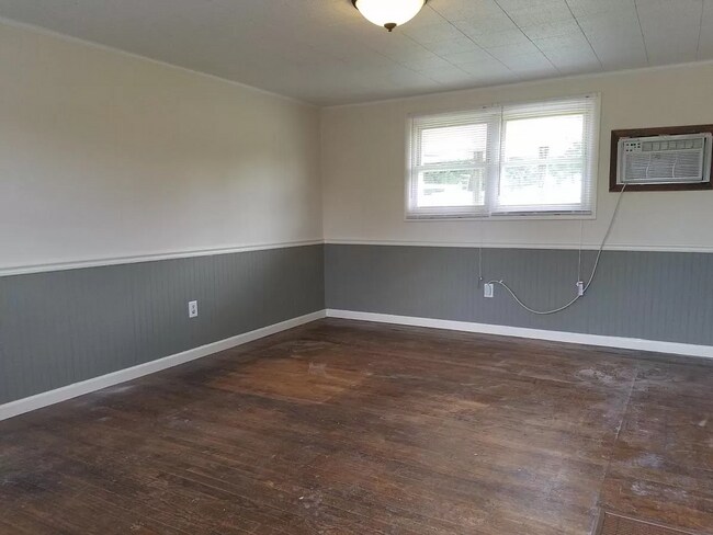 Photo - Two Bedroom House With Spacious Yard On Whipple Drive