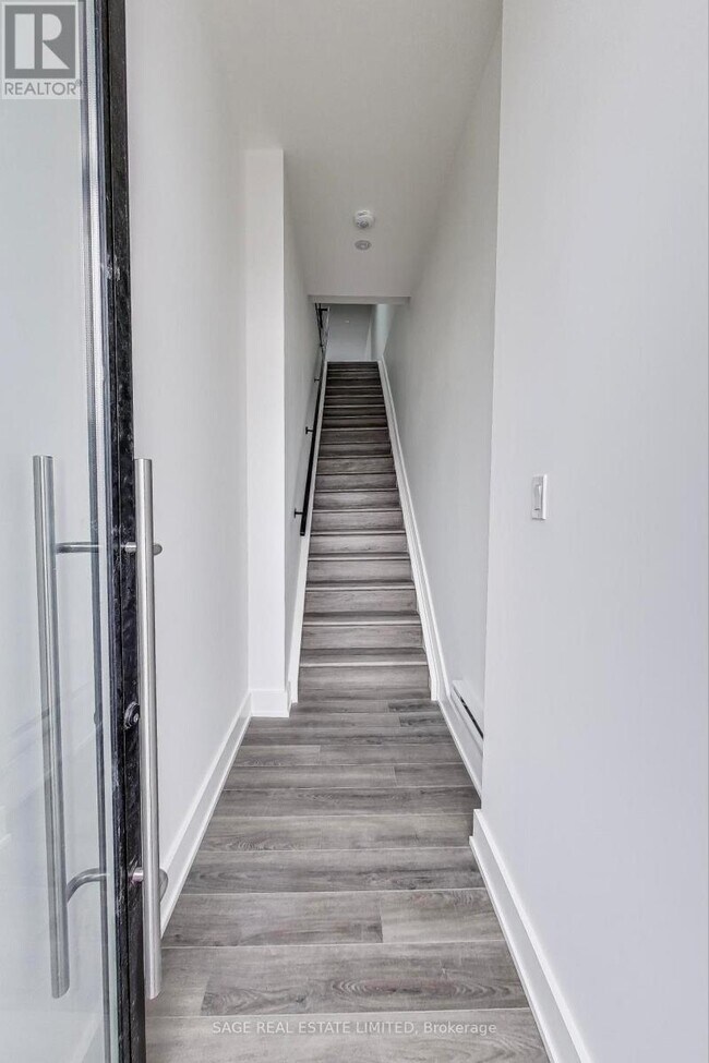 Photo - 2549 Yonge St