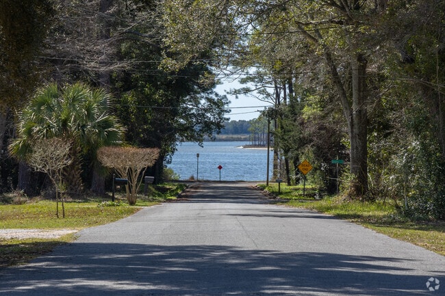Walk to the beach Paulding Ave