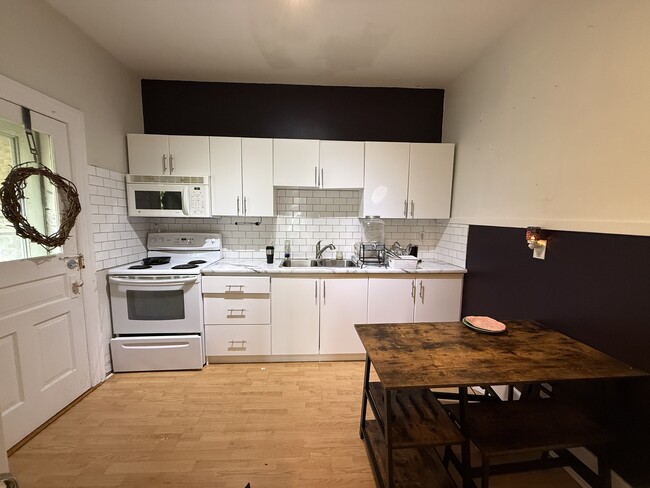 Building Photo - 17 Peel St Unit 2 - Upper