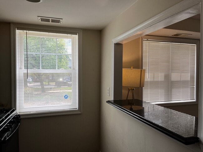 Kitchen Bar - 912 Barnaby St SE Unidad 103