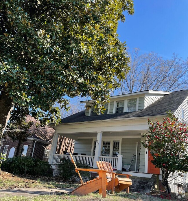 Building Photo - Adorable 2 Bedroom apartment located close...