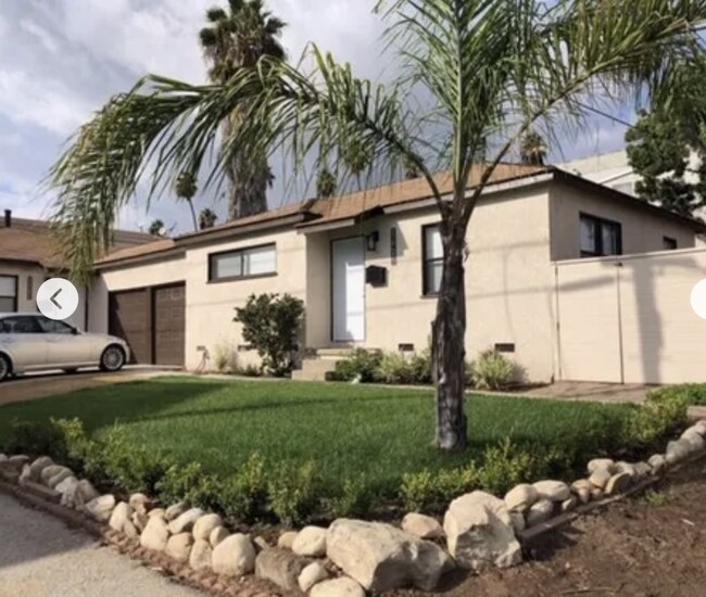 Duplex separated by garages - 25409 Belle Porte Ave Casa