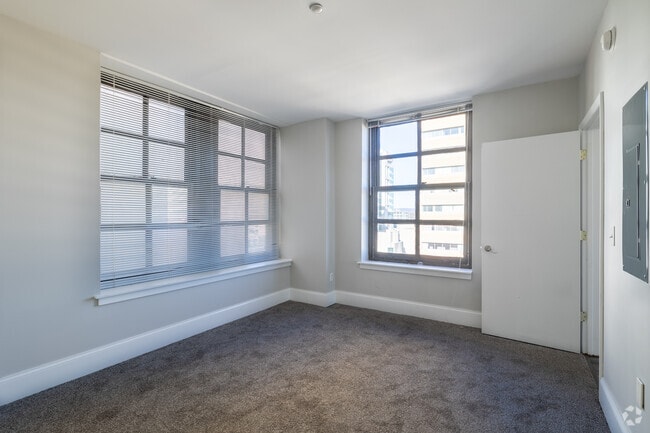 1BR, 1BA - 665SF - Bedroom