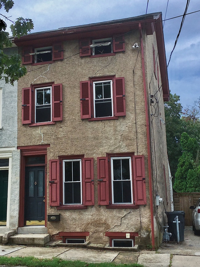 Building Photo - 817 W Bridge St Rental